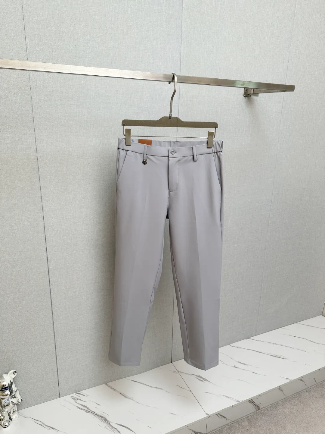 LP spring and summer New Arrival men's casual trousers, the final channel product has appeared! ! Simultaneous sales at the counter! It is no exaggeration to say that these trousers are products from the original OEM channel, not bragging about the original OEM. They are completely products from the domestic ready-to-wear OEM factory officially authorized by Ermenegildo Zegna! Therefore, the quantity and size are extremely scarce, so if you grab it, you will make a profit! The best pantsuits ever officially unveiled! ! ! ! ! ! It has always been one of the must-have accessories for successful business people! The brand's high-end style and powerful aura are not something that everyone can easily overcome. No matter what season the styles are, they are all standard styles! However, the fabric style is between business casual and daily wear. Customized original hardware and logo accessories! To be able to design a pair of trousers so suitable for the public, we can only focus on men's business casual wear. Whether you are wearing it for casual occasions or business occasions, this style can be matched just right. To wear it, you must wear it well and be able to wear it according to your own taste! Pants that give yourself unlimited bonus points! Size: 29-38